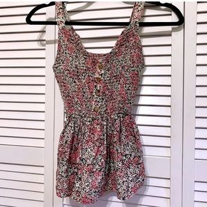 Super cute top very slimming